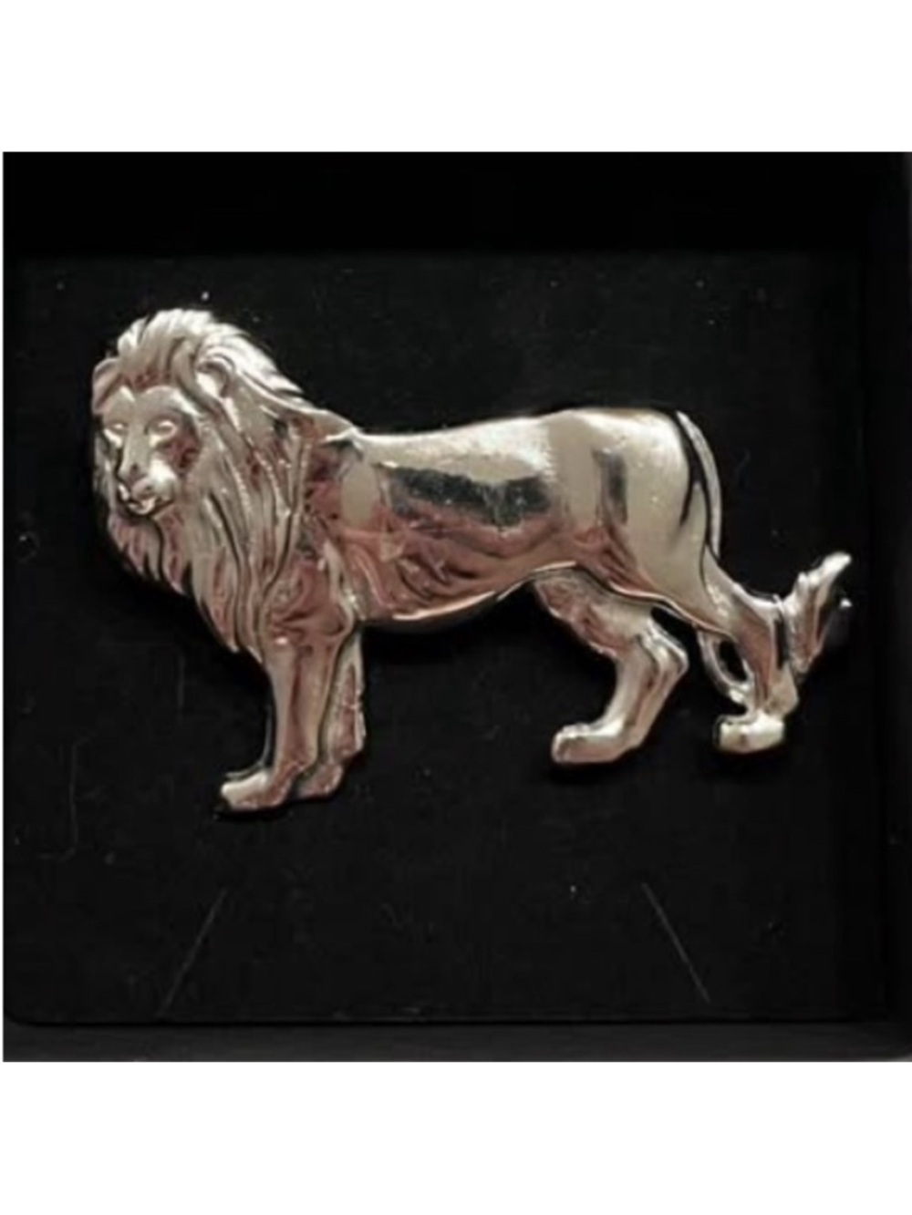 Vintage Lion silver tone brooch
Bold. Majestic. Classic